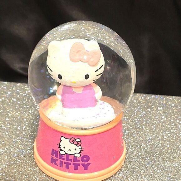 Hello Kitty By Sanrio Pink Glitter Snow Globe - Picture 3 of 8